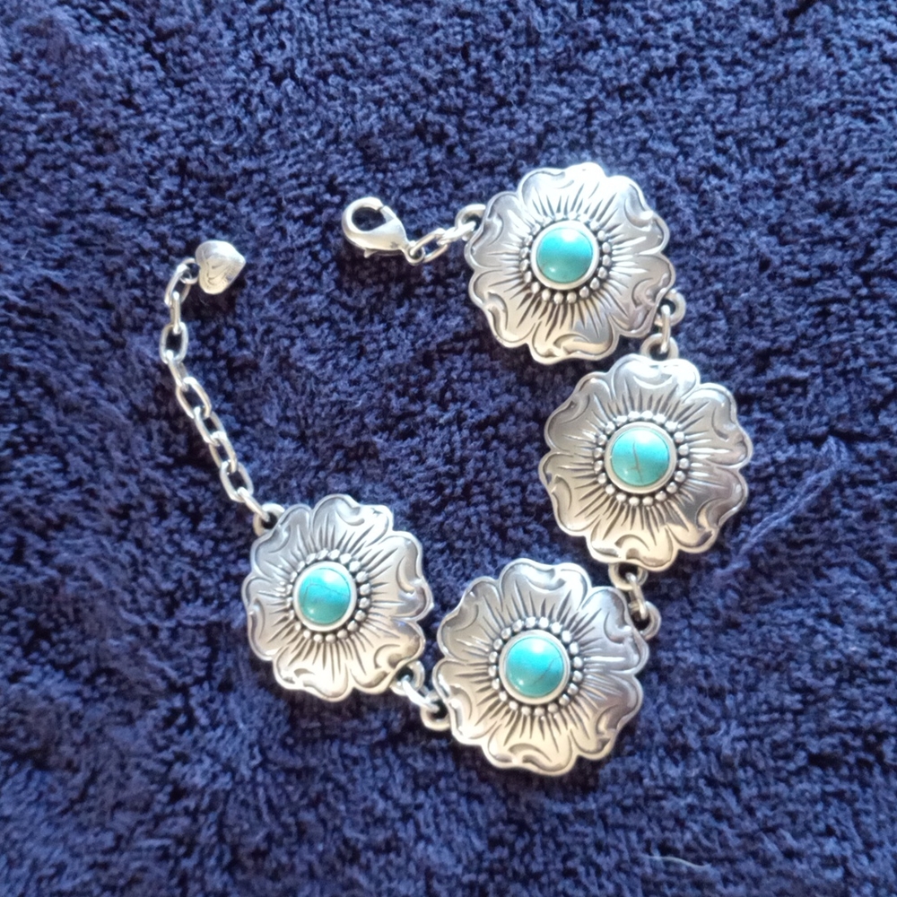 A Turquoise Bracelet with silver and shaped like flowers [new]